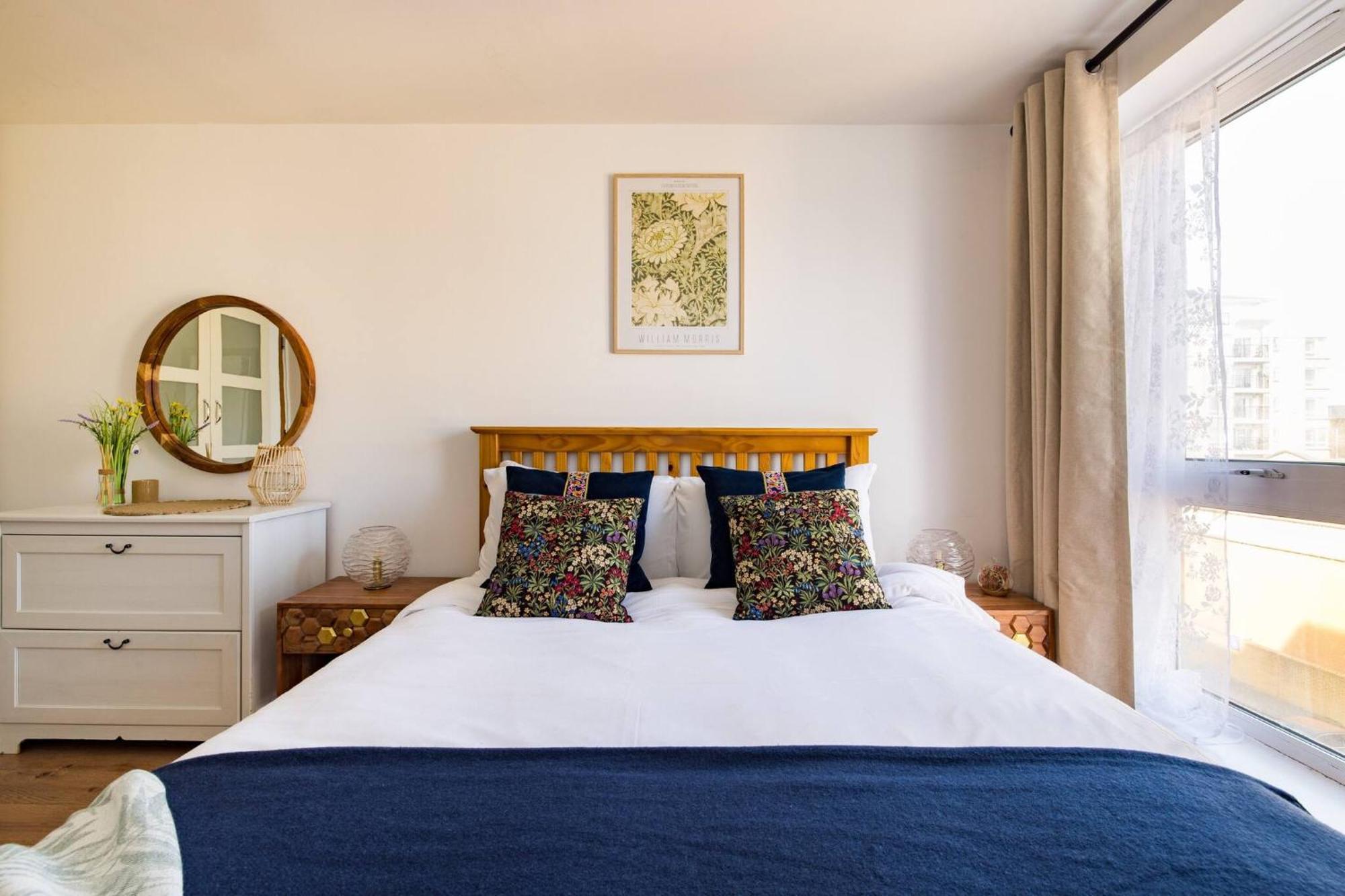 Wild Roses Service Apartments - East India ロンドン エクステリア 写真