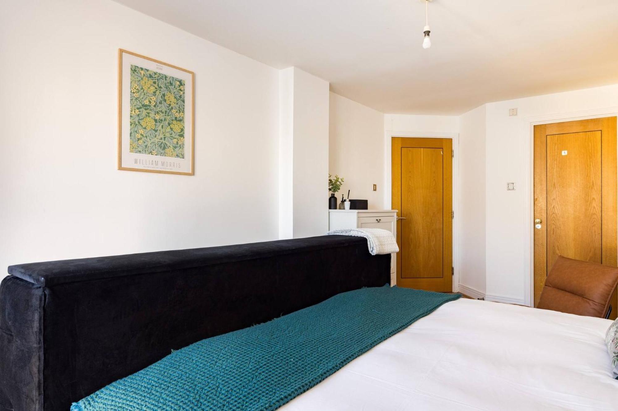 Wild Roses Service Apartments - East India ロンドン エクステリア 写真