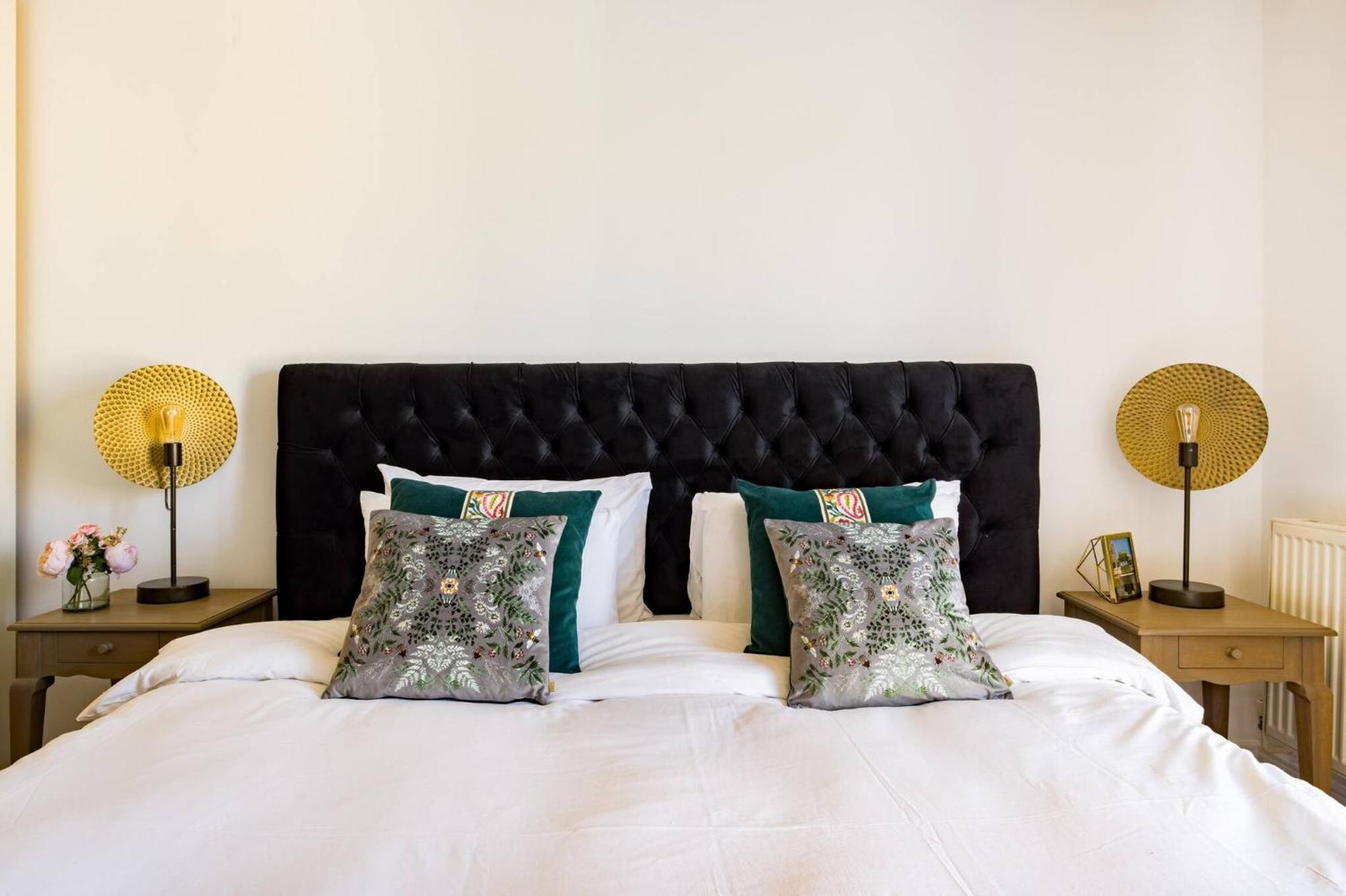 Wild Roses Service Apartments - East India ロンドン エクステリア 写真