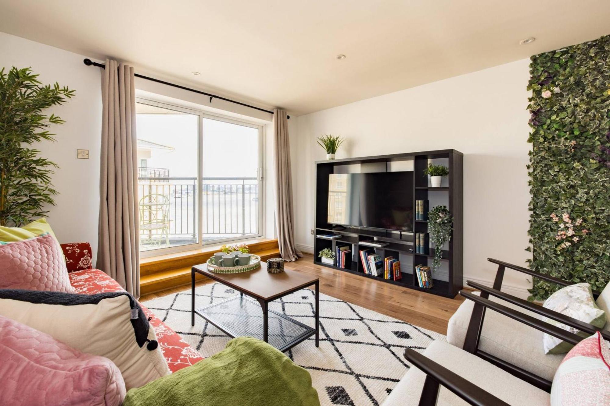 Wild Roses Service Apartments - East India ロンドン エクステリア 写真