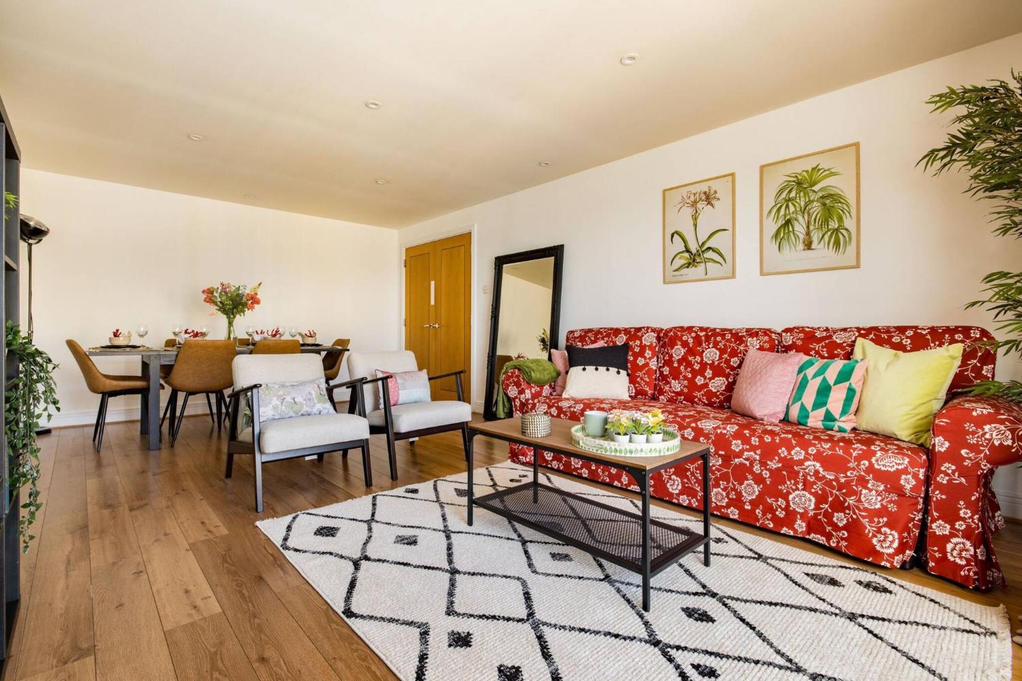 Wild Roses Service Apartments - East India ロンドン エクステリア 写真